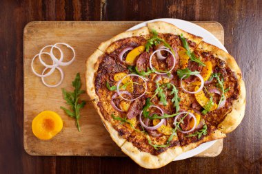 Soğan ve ahşap uyur üzerinde otlar Barbekü füme ördek pizza