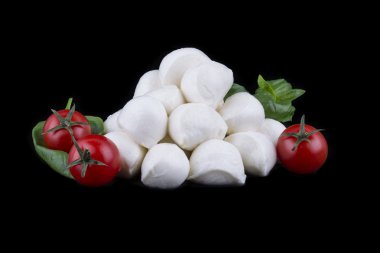 Buffalo mozzarella peyniri süt Alibovalo siyah arka üzerinde yapılan