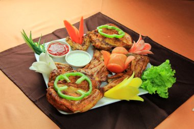 Lezzetli kızarmış kemiksiz tavuk biber, marul ve sos ile