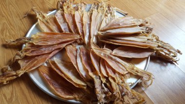 Geleneksel Vietnam tepsi üzerinde Satılık kurutulmuş kalamar