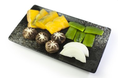 Taze sebze soğan, mantar, biber ve kabak blac üzerinde