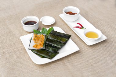 Vietnamca pirinç gözleme karides veya Banh'da nam ton üzerinde w ile buğulama