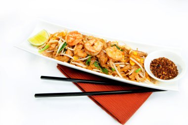 Kızarmış karides sebzeler, limon ve beyaz ba üzerinde toz biber