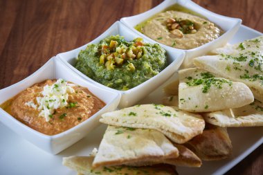 Domuz ve sığır eti beyaz plaka üzerinde kızarmış ekmek ile püre