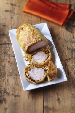 Ekmekli kabuk kurutulmuş meyve r beyaz tabakta ile Dana rosto