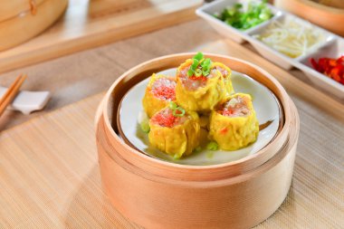 Çin bambu tepsi içinde Asya restaura tarzda Yengeç köfte
