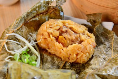 Vietnam restoranında lotus yaprak inci kabuğu yemekler pirinç