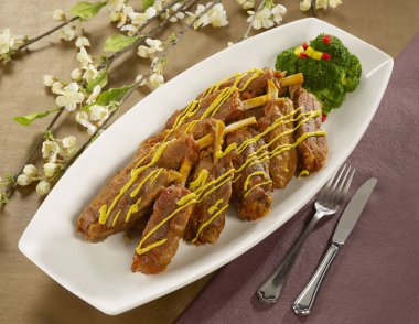 Fransız restoranında beyaz tabakta tendon kemik domuz