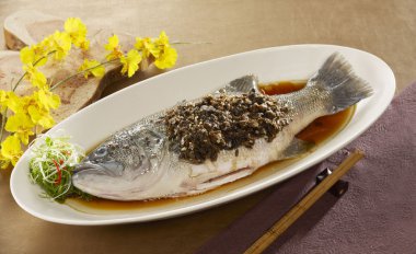 Meicai üzerinde beyaz plat tatlı su balık orfoz soslu buğulama