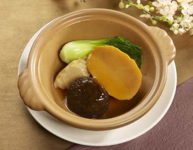 Güney Afrika abalone mantar ve yeşil lahana ile Sote