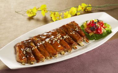 Kızarmış domuz kaburga Restoran beyaz tabakta brokoli ile