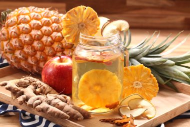 Ananas, zencefilli, elma anf mantar üzerinde ahşap içkiyle Detoks