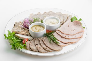 Soslar ve salata ile et Yaylası jambon beyaz tabağa dilimlenmiş