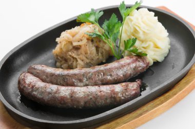 W üzerinde siyah tavada kırmızı biber sosis ile kavrulmuş Türkiye Dana