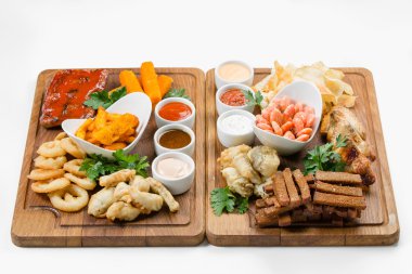 Kızarmış karides, kalamar, aperatifler tempura balık yapıştırmak, patates ve 