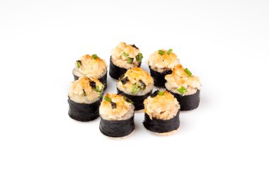 Suşi veya kimbap deniz ürünleri, sebze ve pirinç yosun ile rulo 