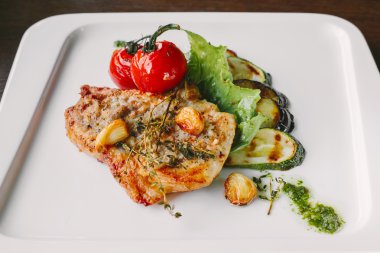 Kızarmış tavuk domates, marul ve whit üzerinde dilimlenmiş salatalık ile