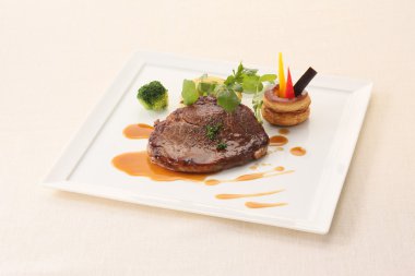 Dana pirzola biftek beyaz tabak arka plan üzerinde