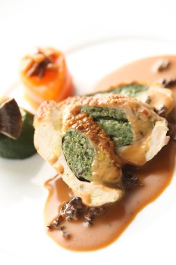 Gine tavuk kızartma beyaz plaka üzerinde Fransız tarzı