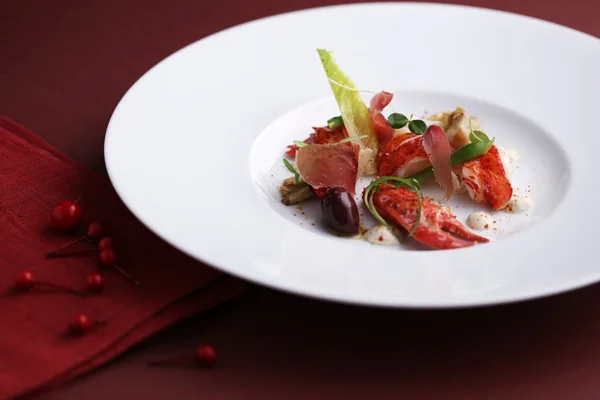 Ensalada de langosta azul atlántica marinada sobre plato blanco en ba negra — Foto de Stock