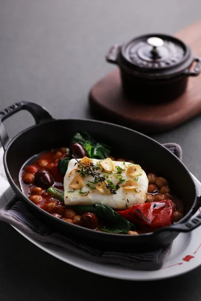 Azafrán al vapor del bacalao atlántico estofado con frijol en estofado negro — Foto de Stock