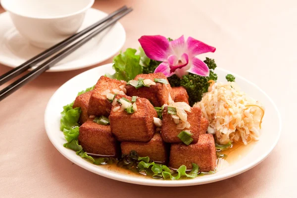 Smažené tofu s hlávkovým salátem a salát na bílé plotně — Stock fotografie