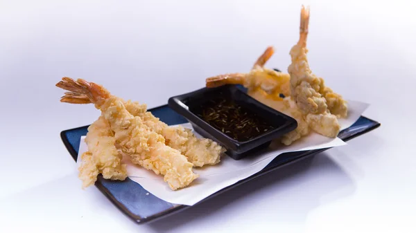 Tempura di gamberetti fritti su piatto cinese blu su sfondo bianco — Foto Stock