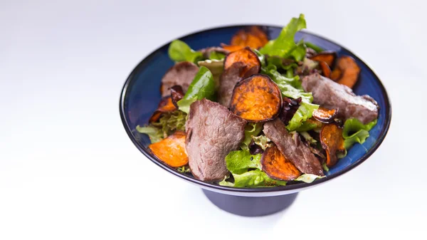 Salada de carne com batatas doces em tigela chinesa azul no bac branco — Fotografia de Stock