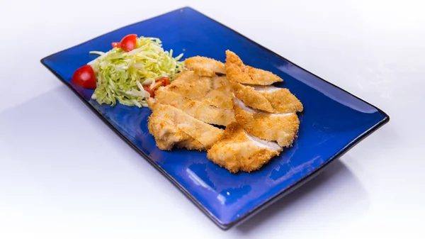 Poulet pané frit avec salade sur assiette chinoise bleue sur fond blanc — Photo