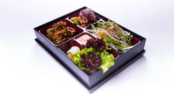Bento kutusu salata, marul, lahana ve kimchi üzerinde beyaz backgrou — Stok fotoğraf