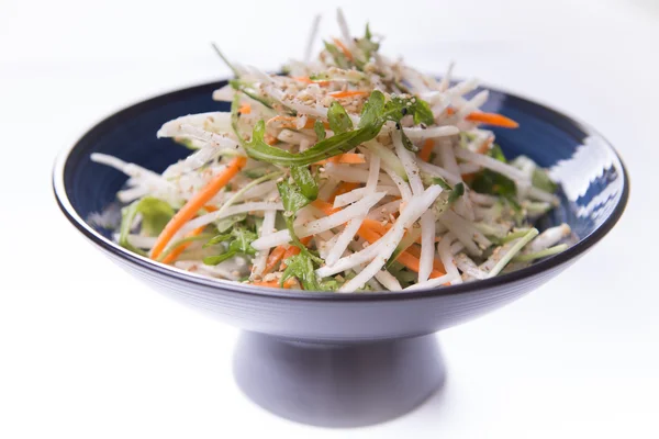 Beyaz zemin üzerine mavi Çin tabak salataya Daikon — Stok fotoğraf