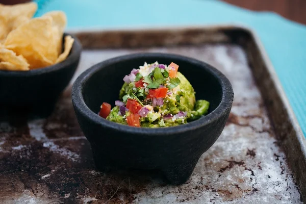 Ensalada mixta de puré de advocado, tomates, cebolla y hierbas en bla — Foto de Stock