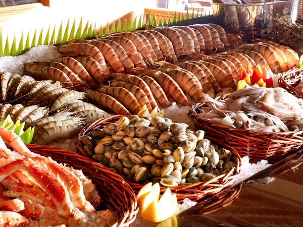 Meeresfrüchte-Buffet mit frischen Garnelen, Tintenfischen, Venusmuscheln, Krabben und Hummer — Stockfoto