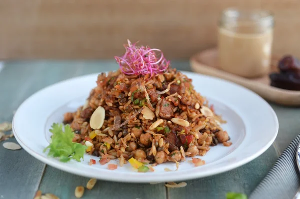 味付け豚肉とピーナッツのインドネシア風焼き飯 — ストック写真