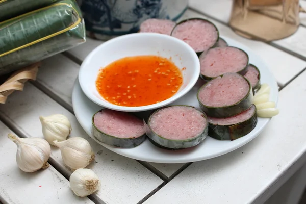 Rollos de canela vietnamita o salchicha de cerdo en plato blanco con gar — Foto de Stock