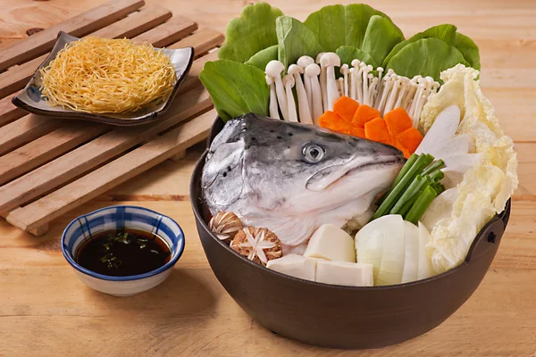 Hot Pot Lachskopf mit Pilzen, Karotten, Tofu, Kohl und — Stockfoto