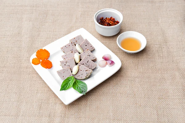 Вьетнамские булочки с корицей или свиные колбаски на белой тарелке с ней — стоковое фото