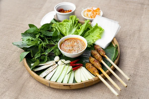 Pan de cerdo fermentado vietnamita o nem Hue con lechuga, hierbas y — Foto de Stock