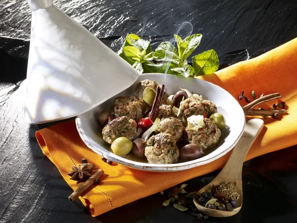 Albóndigas de ternera con marroquí, anís y menta en plato blanco — Foto de Stock