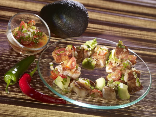 Falda de ternera Lardelles, codorniz de tomate con chile y aguacate — Foto de Stock