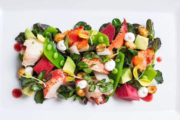 Fräsch sallad på gröna bönor, cumins, örter och krabba tempura på wh — Stockfoto