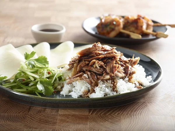 Gaya hidup Yakitori Duck dengan nasi, jintan, dan saus di pla hitam — Stok Foto