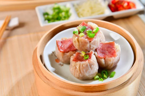 Pokrmy z ham knedlíky na talíři bambus v asijské restauraci — Stock fotografie