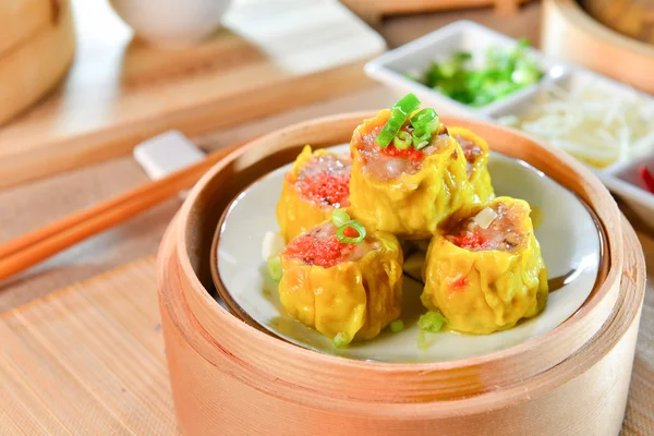 Dumplings de cangrejo en estilo chino en bandeja de bambú en restaurante asiático — Foto de Stock