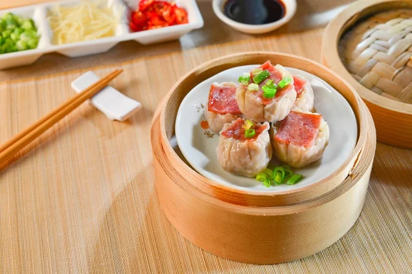 Pokrmy z ham knedlíky na talíři bambus v asijské restauraci — Stock fotografie