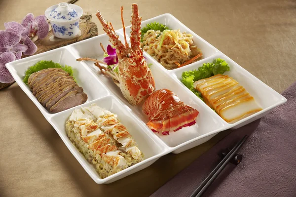 Bento de langostas en rodajas de cerdo, arroz y verduras en r japonés — Foto de Stock