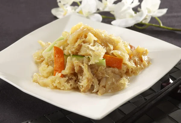 Champignon des neiges sauté avec brocoli et carotte sur assiette blanche — Photo