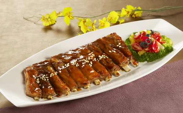 Kızarmış domuz kaburga Restoran beyaz tabakta brokoli ile