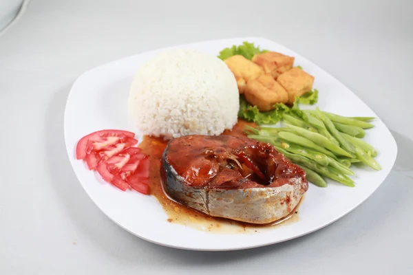 Nasi polos dengan pinggang direbus pada ikan lele, tahu goreng dan g rebus — Stok Foto