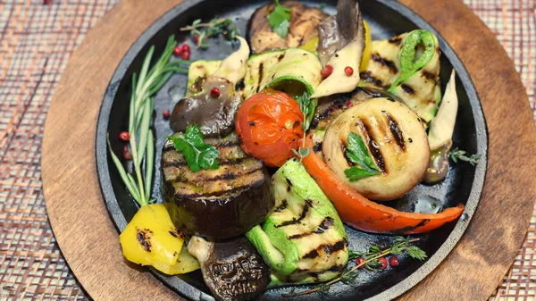 Verdure grigliate stagionali con melanzane, funghi, cetrioli e — Foto Stock